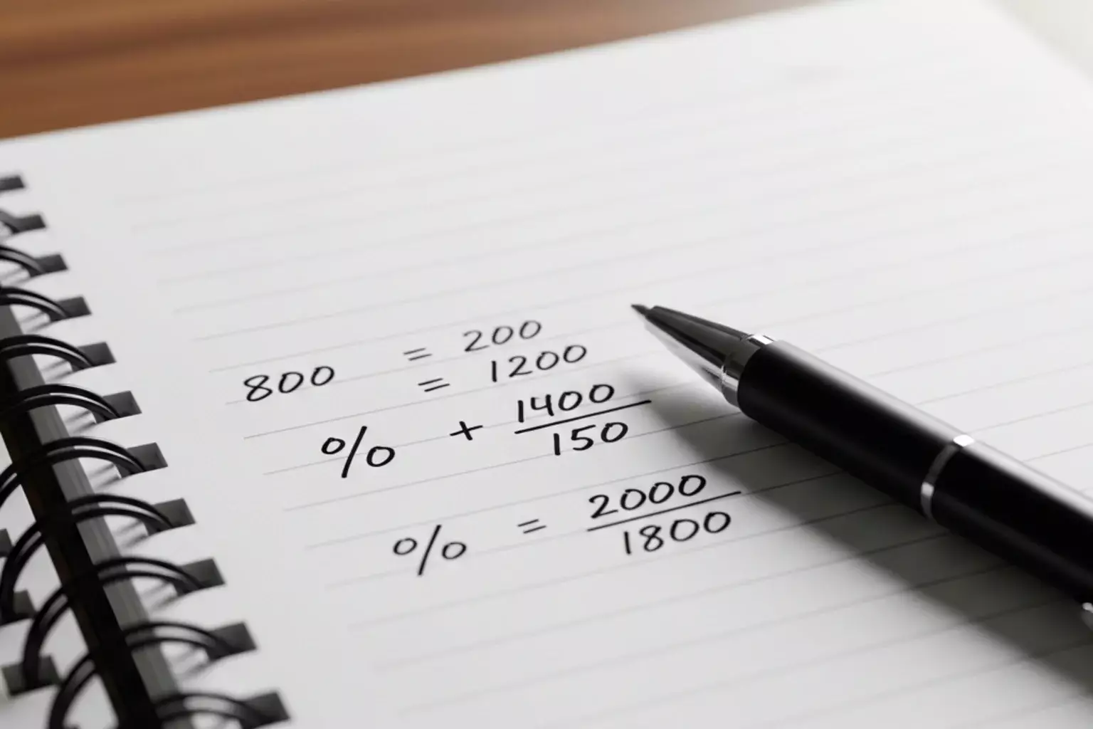 Notizblock mit handschriftlichen Berechnungen und Prozentangaben